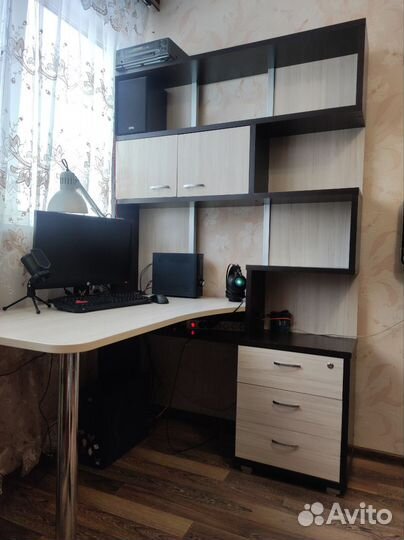 Стол угловой-п бу