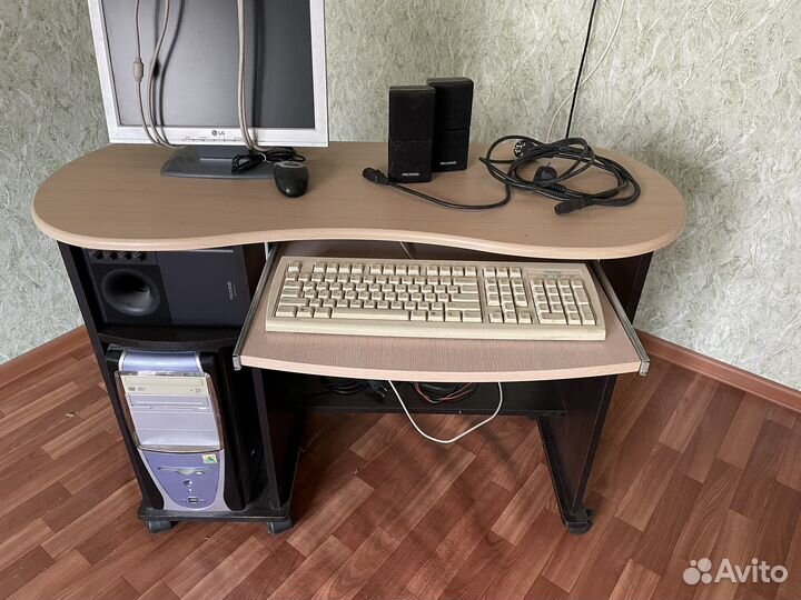 Компьютерный стол