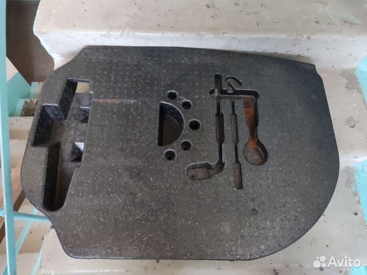 Крышка запасного колеса. Ниша запасного колеса