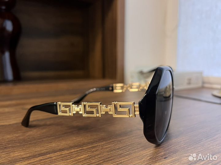 Черные солнцезащитные очки Versace VE 4395