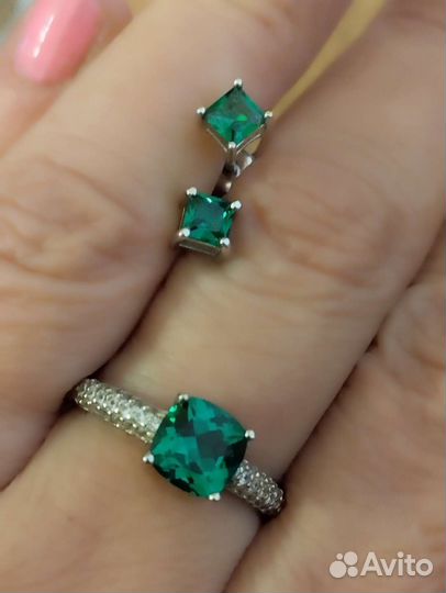 Серебряное кольцо и серьги с изумрудом
