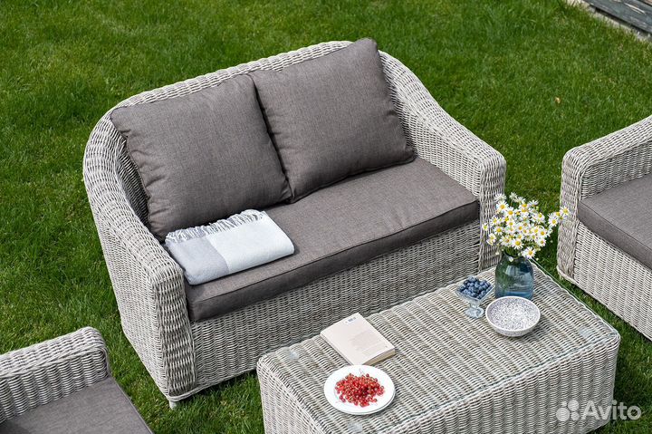 Плетеный диван