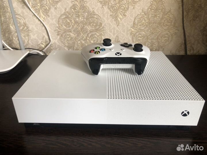 Xbox One S 1tb с играми