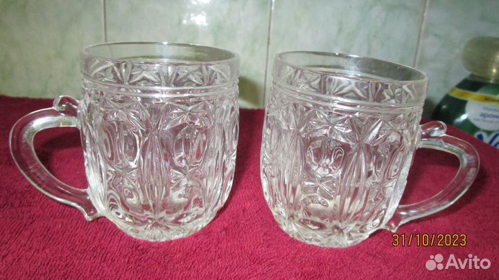 Две хрустальные кружки