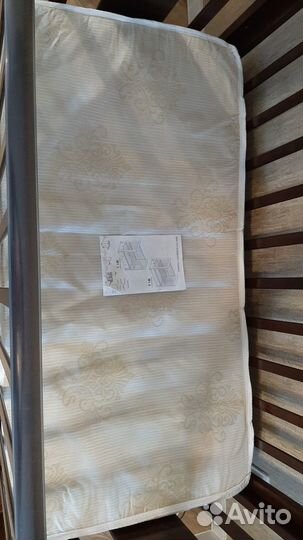 Детская кроватка с продольным маятником