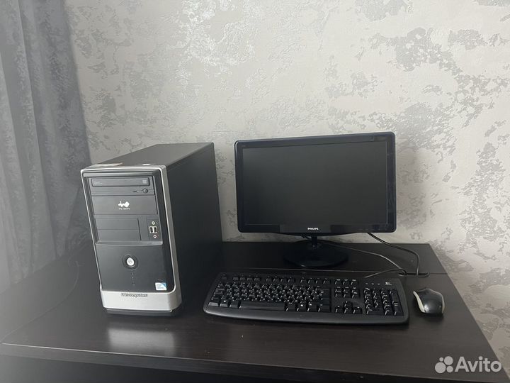 Компьютер с монитором, клавиатурой, мышкой