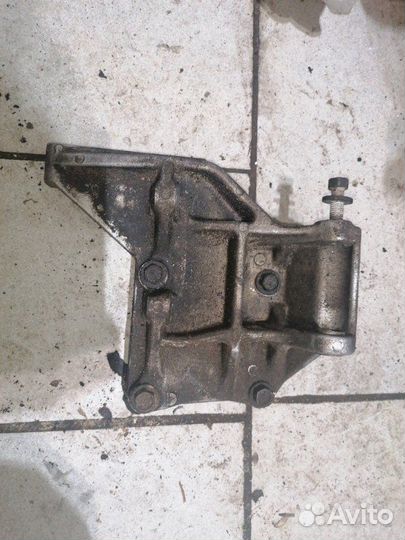 Кронштейн компрессора кондиционера Nissan Skyline