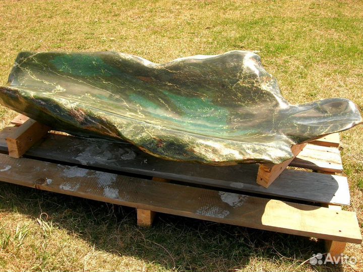 Каменный лежак из нефрита, яшмы