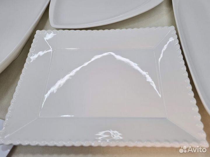 Блюда для сервировки белого цвета