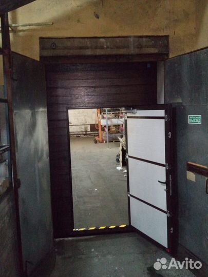 Гаражные секционные ворота с калиткой