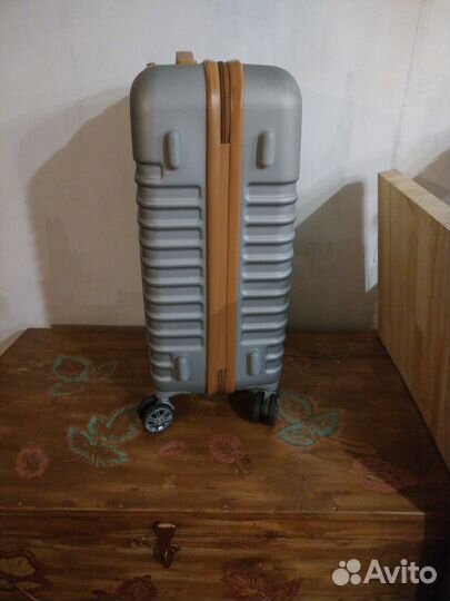Чемодан на колесах с детскими вещами