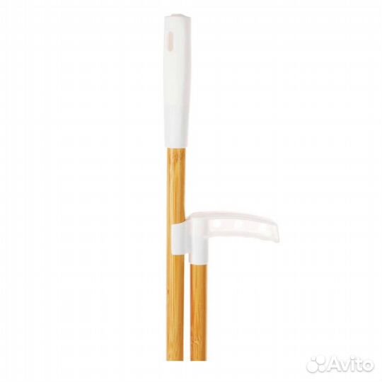 Щетка и совок на длинной деревянной ручке