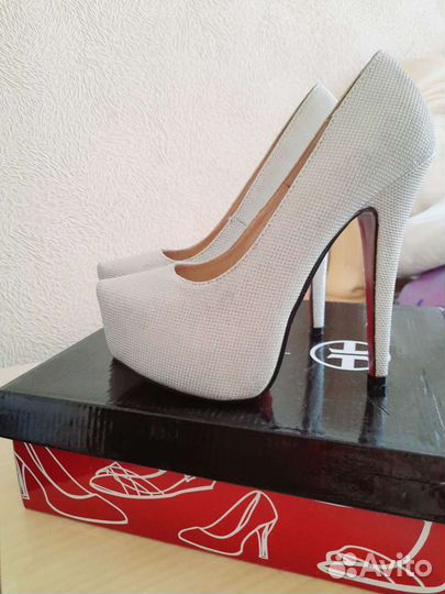 Туфли женские блестящие новые