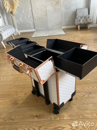 Чемодан визажиста, мастера маникюра