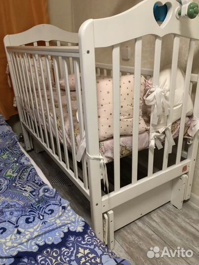 Детская кроватка с маятником и матрасом
