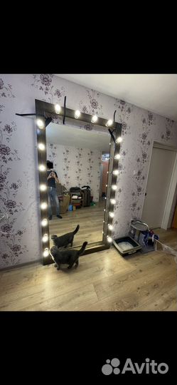 Гримерное зеркало с лампочками