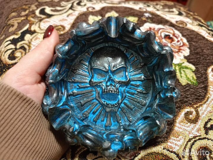 Пепельница готика с черепами