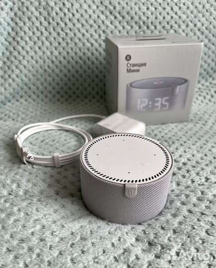 Яндекс Станция Мини с часами белая