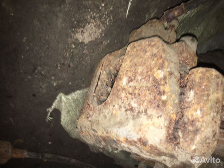 Суппорт передний левый Nissan Cefiro (A33)