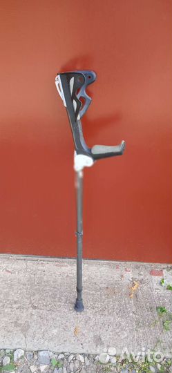 Трость с амортизирующим подлокотником