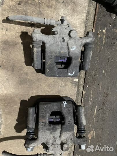 Супорт задний левый правый Ниссан Тиида