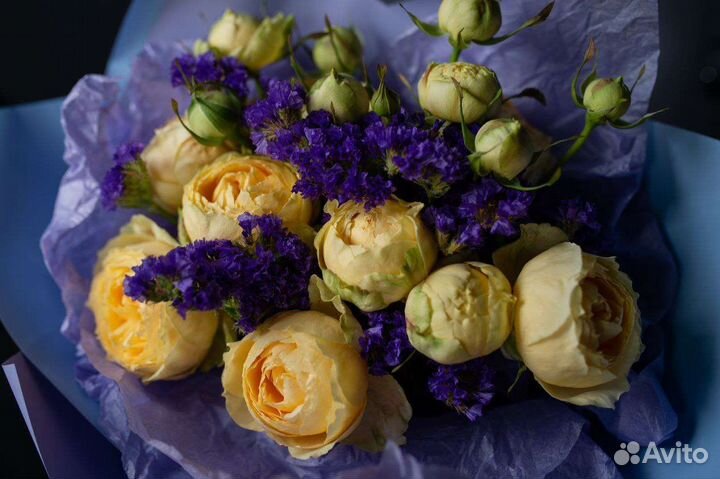 Букет из кустовых роз и статицы