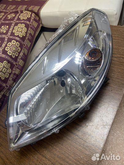 Фара левая Renault Sandero 1 09-14г