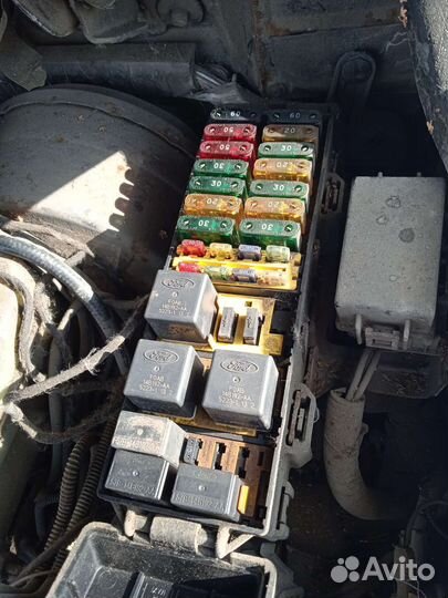 Блок предохранителей под капот Ford Explorer 2