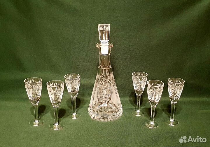 Хрустальный графин с рюмками