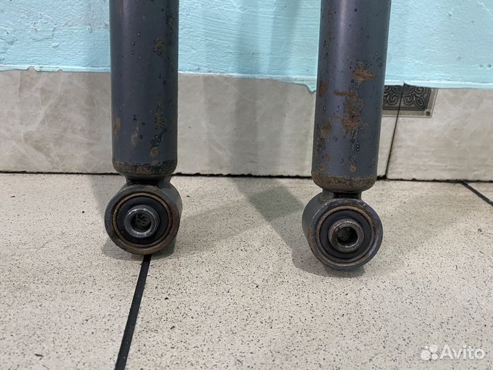 Стойка (амортизатор) задняя Nissan tiida C11