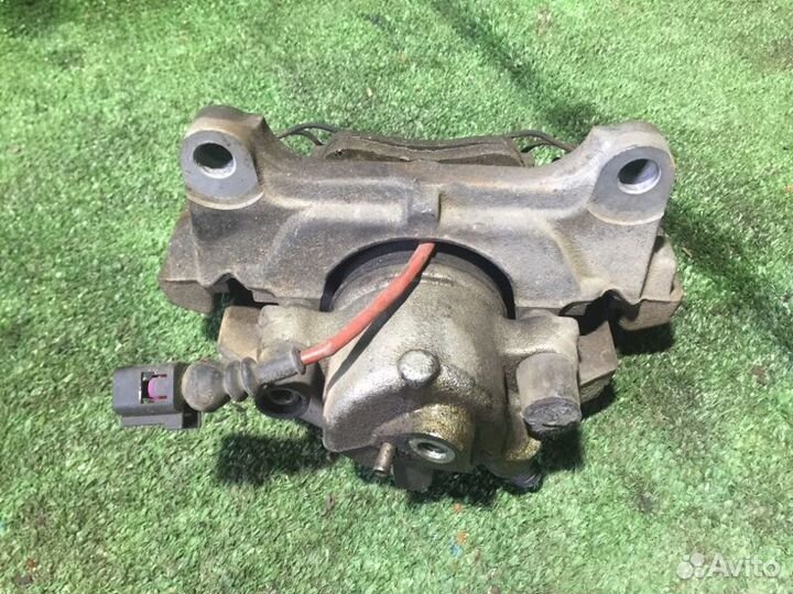 Тормозной суппорт передний левый Volkswagen Passat