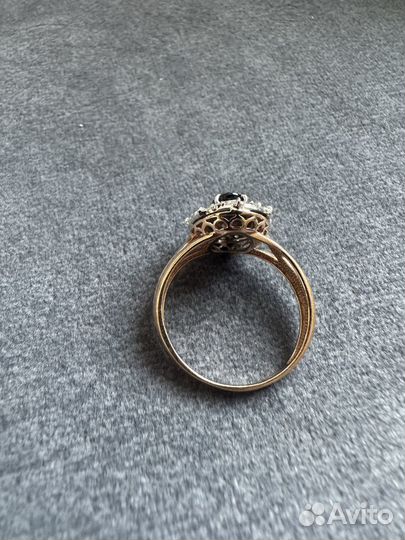 Золотое кольцо с сапфиром и бриллиантами
