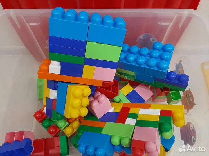 Детский конструктор. Крупные детали