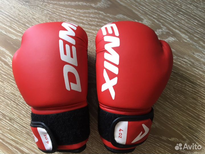 Боксерская груша и боксерские перчатки