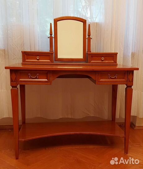 Косметический столик с зеркалом