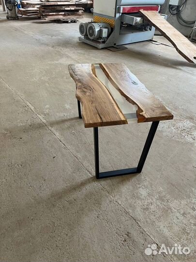 Стол река из слэба карагача и эпоксидной смолы