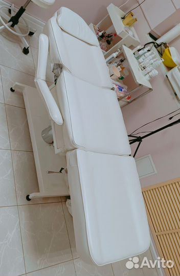 Косметологическая кушетка, педикюрное кресло