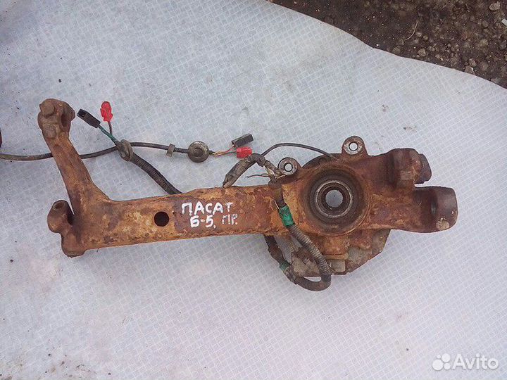 Кулак поворотный правый Фольксваген Пассат Б5