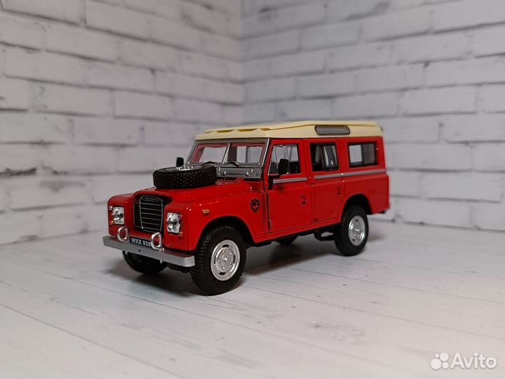 Модель Land Rover Series 109 1:43 Cararama