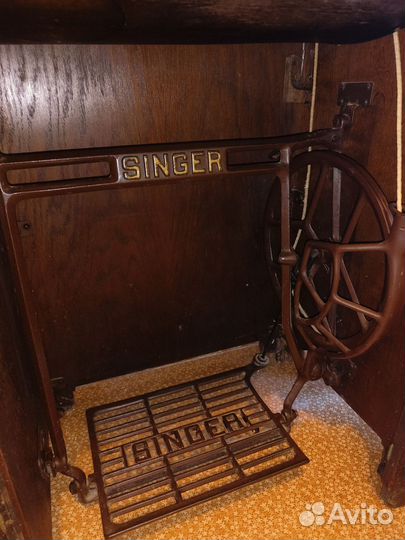 Швейная машина Singer в тумбе