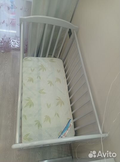 Детская кроватка с продольным маятником