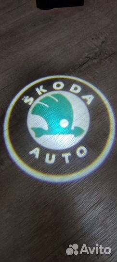 Проекторы логотипа на двери skoda
