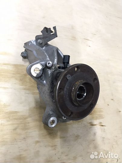 Передний поворотный кулак Passat B8