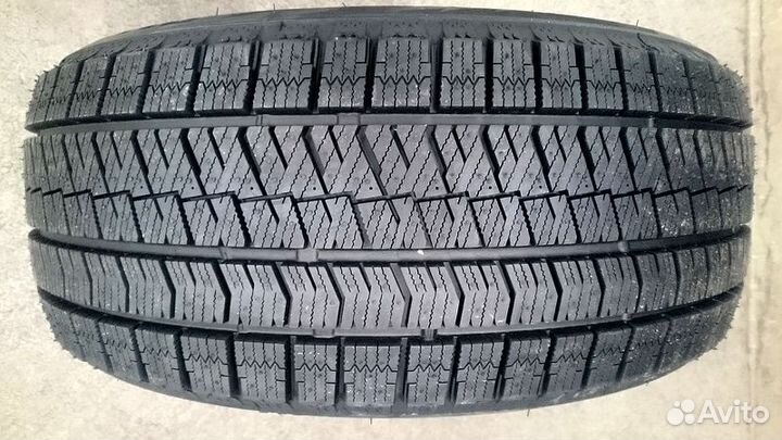 Bridgestone Blizzak Ice 235/45 R17 94S