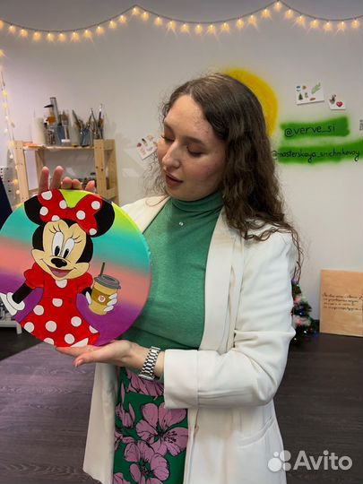 «Минни Маус с кофе», картина маслом, 30см