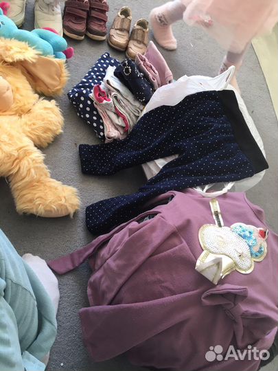 Бесплатно отдам Игрушки вещи на девочку обувь