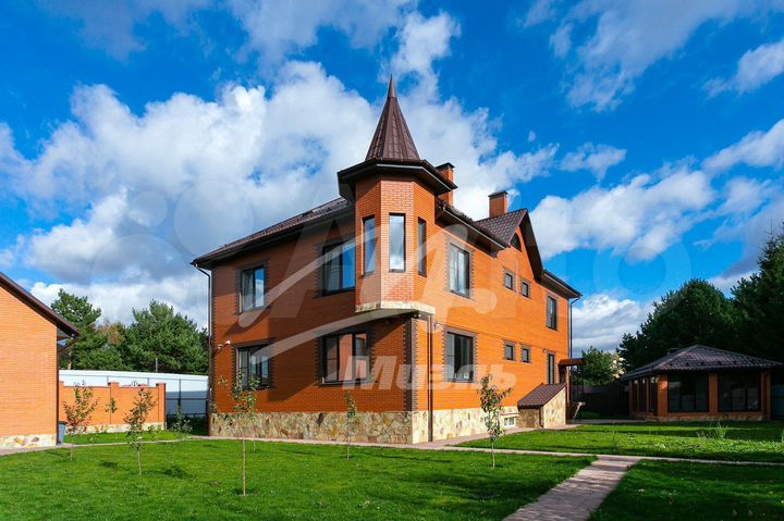 Коттедж 484 м² на участке 15 сот.