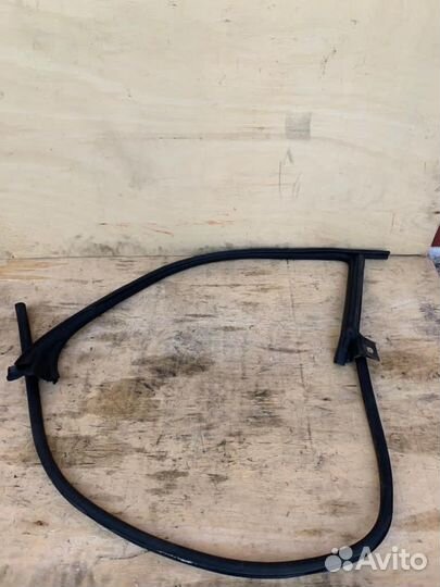 Уплотнитель двери передней левой VW passat Cc