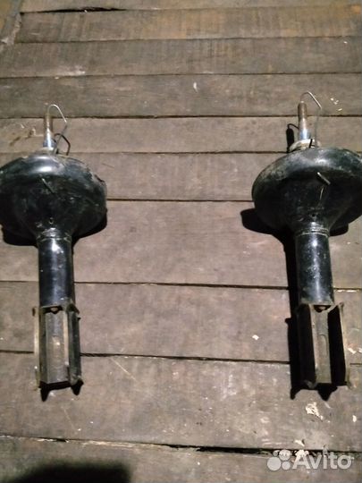 Продаются передние амортизаторы Рено симбол