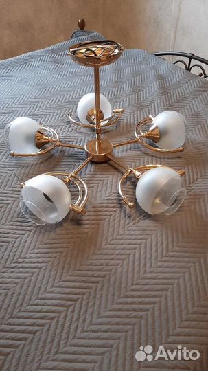 Люстра пятирожковая, стеклянные плафоны